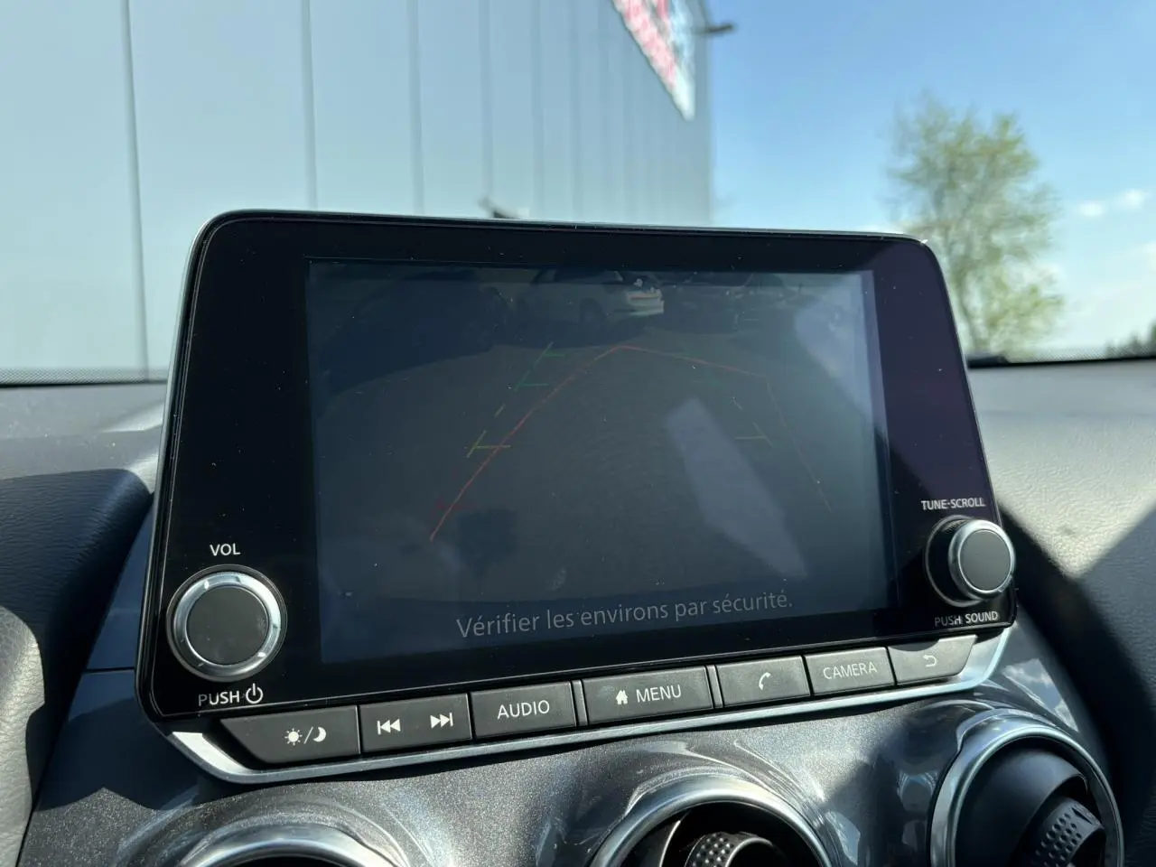 Écran central affichant la caméra de recul dans l'habitacle du Nissan Juke gris Dark Metal 2024.