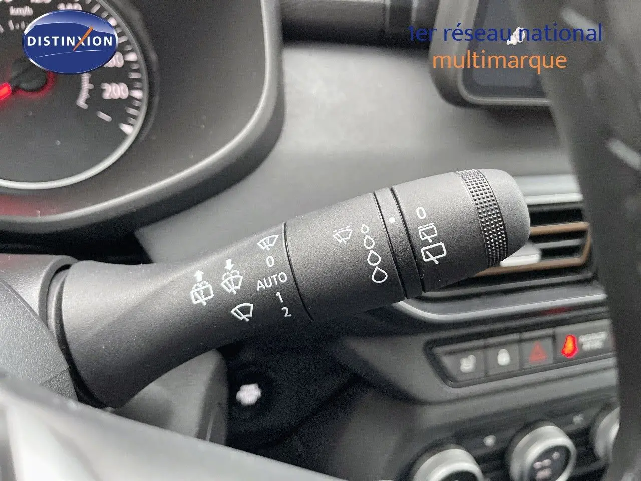 Gros plan sur la commande des essuie-glaces du tableau de bord intérieur du Dacia Jogger 2024 noir nacré.