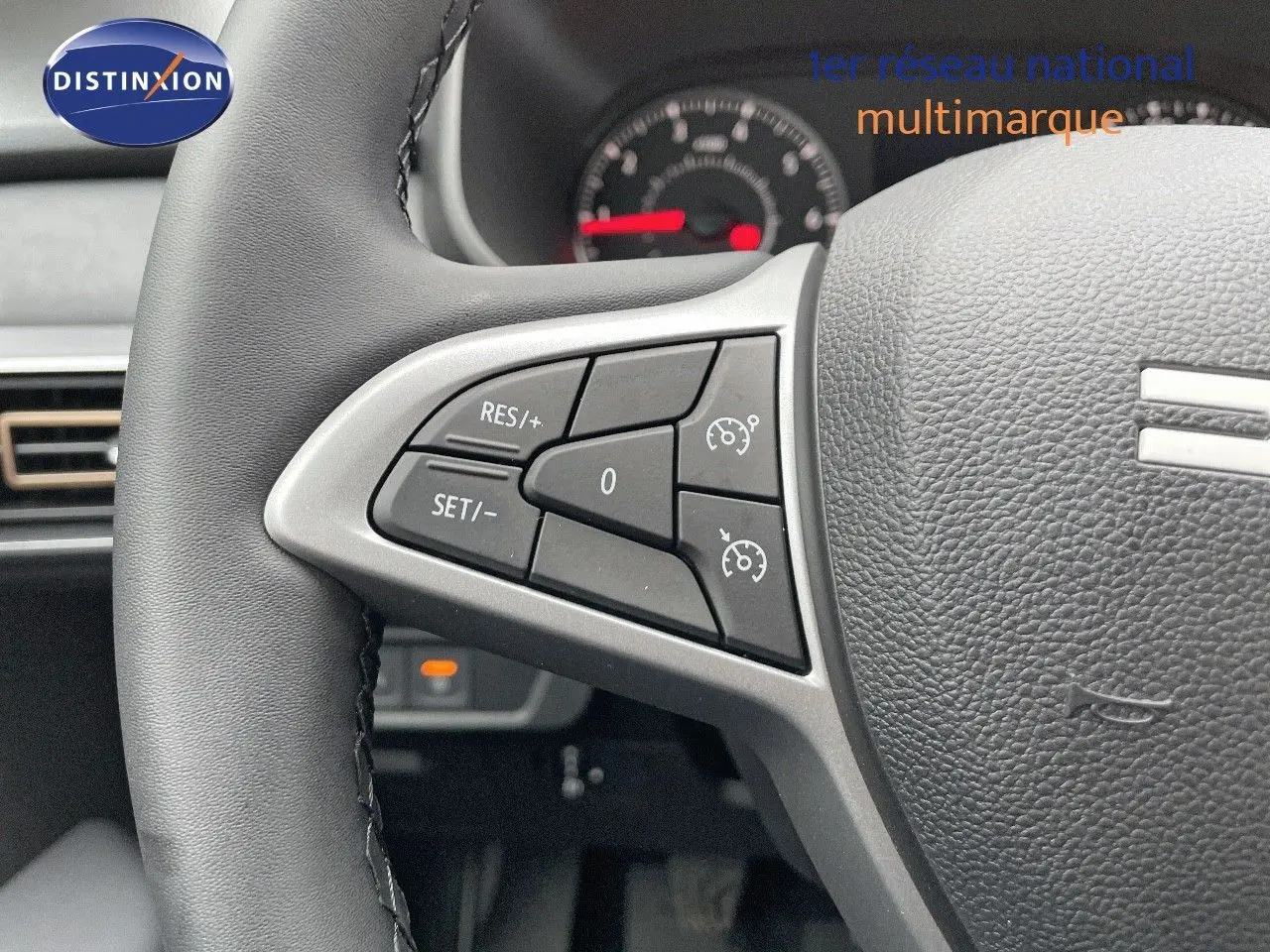 Gros plan sur le volant noir avec commandes de régulateur de vitesse du Dacia Jogger 2024, intérieur gris.