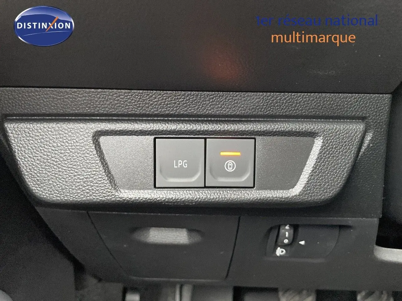 Gros plan sur les commandes LPG et verrouillage central, tableau de bord noir intérieur du Dacia Jogger 2024.