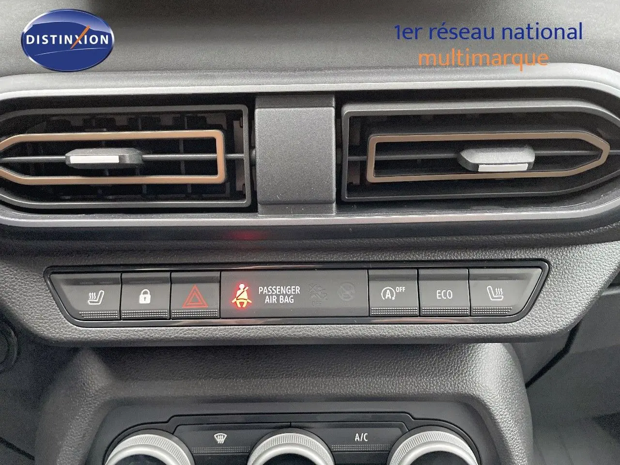 Vue rapprochée du tableau de bord de la Dacia Jogger 2024, montrant les aérateurs et les commandes centrales.