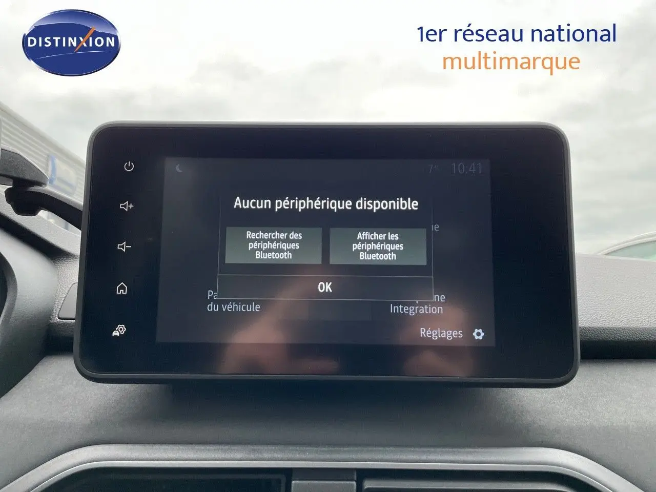 Écran tactile central du tableau de bord du Dacia Jogger 2024 affichant un message Bluetooth, vue de face.