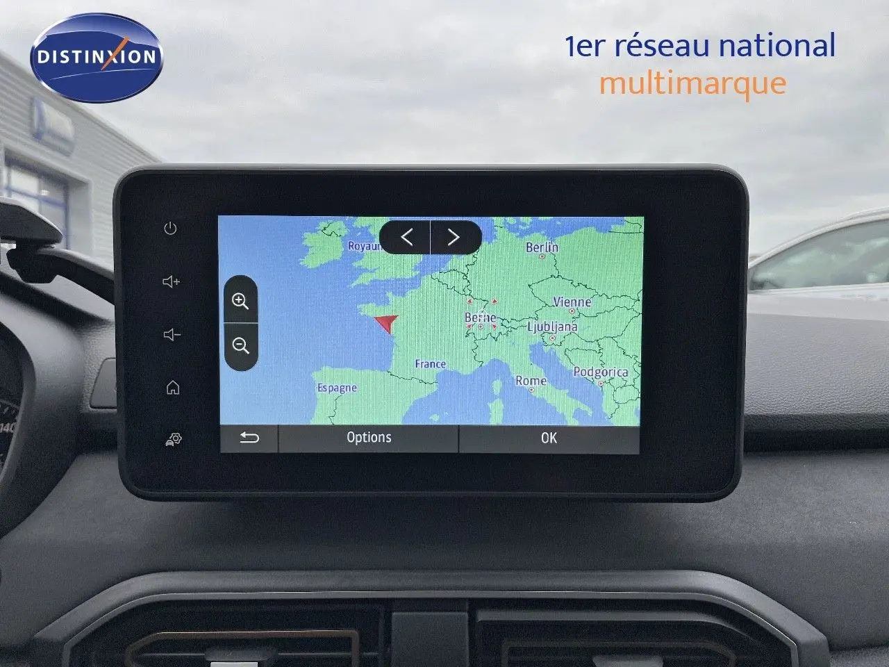 Écran tactile central affichant une carte de navigation dans l'habitacle du Dacia Jogger noir nacré, vue de face.