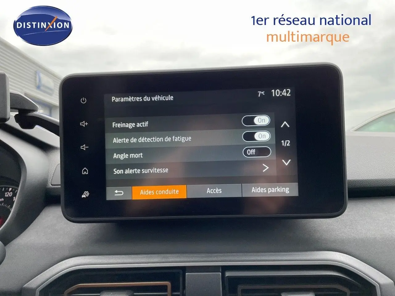 Écran tactile central du tableau de bord du Dacia Jogger 2024 affichant les aides à la conduite, intérieur gris.