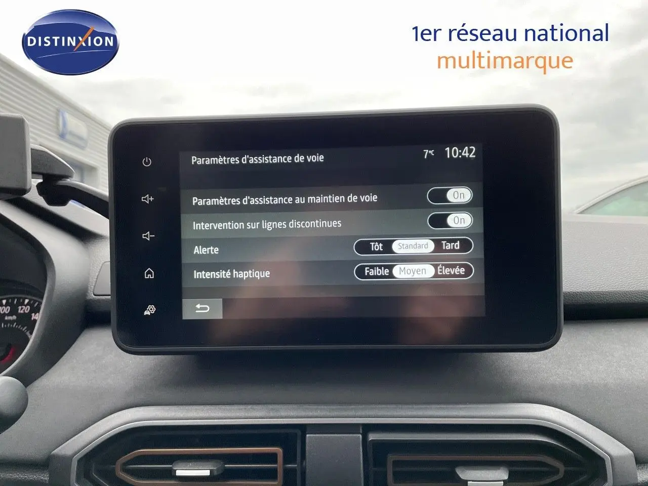 Vue de face de la Dacia Jogger 1.0 ECO-G 100ch Extreme 7 places en noir nacré métallisé, avec calandre et phares visibles.