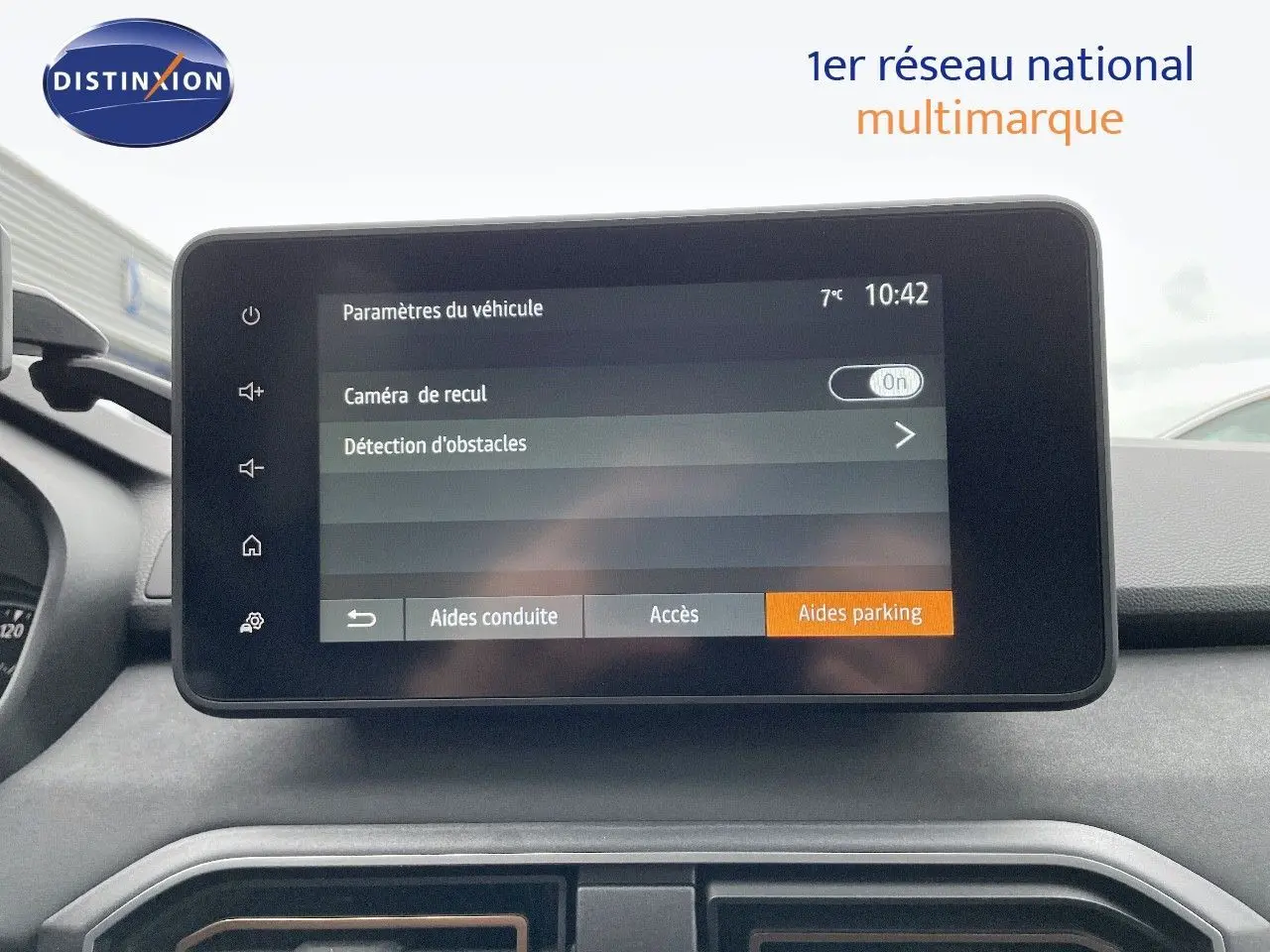 Écran tactile central du Dacia Jogger 2024 affichant les paramètres d’aide au parking et caméra de recul.