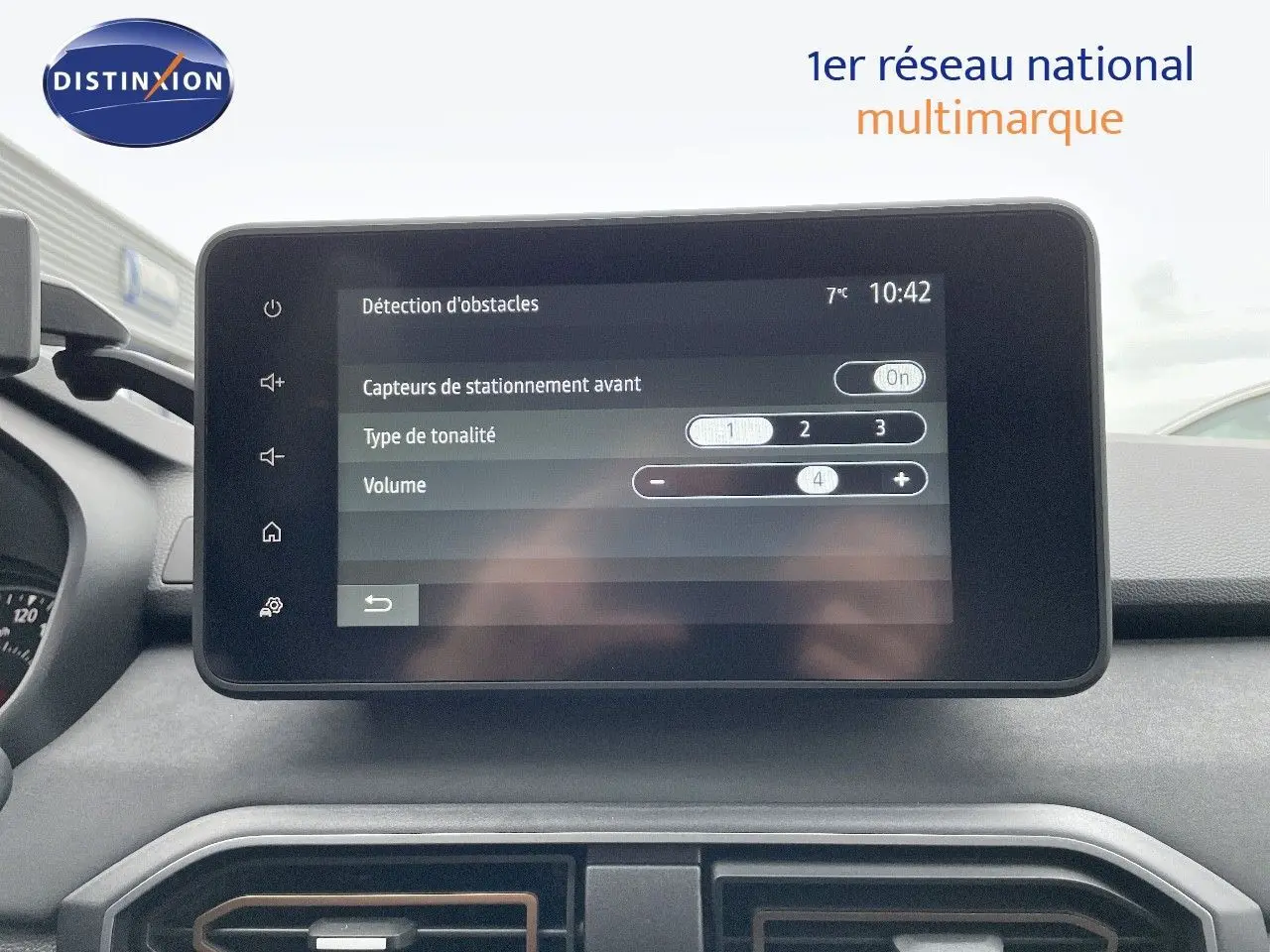 Vue intérieure centrée sur l'écran tactile du tableau de bord du Dacia Jogger noir nacré 2024, affichant les réglages d'aide à la conduite.