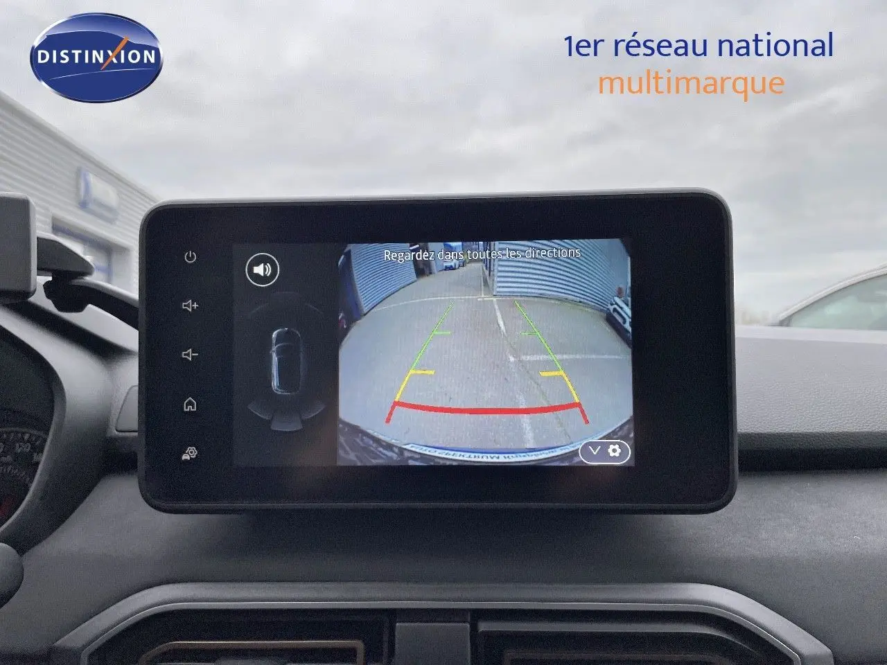 Écran tactile intérieur montrant la caméra de recul du Dacia Jogger noir nacré, vue de face du tableau de bord.