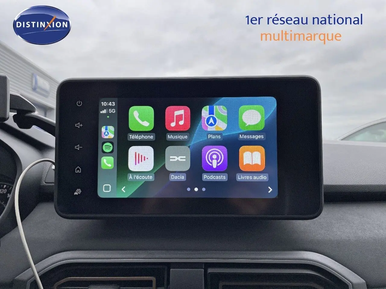 Écran tactile central de la Dacia Jogger 2024 affichant les applications Apple CarPlay, vue intérieure avant.