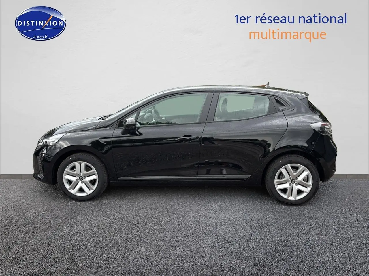 Profil côté gauche d'une Renault Clio V noire 2025 avec jantes argentées sur fond neutre intérieur.