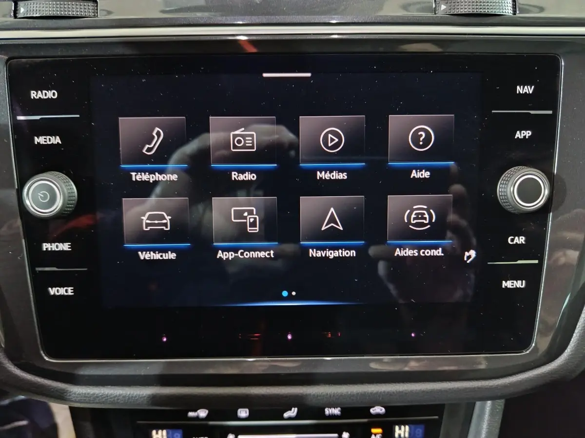 Écran tactile central du Volkswagen Tiguan 2021 affichant les options téléphone, radio, médias, navigation et aides à la conduite.