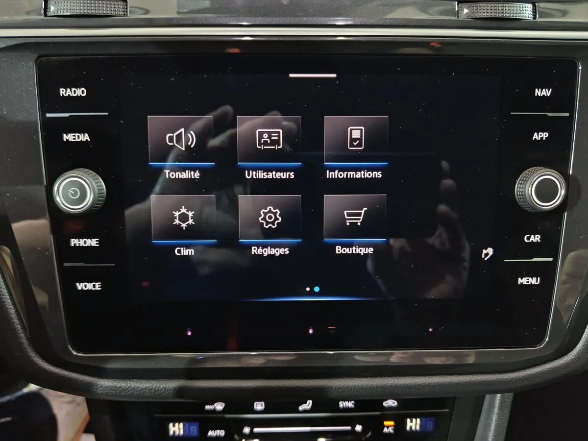 Écran tactile central du Volkswagen Tiguan 2021 affichant les options de réglages et climatisation.