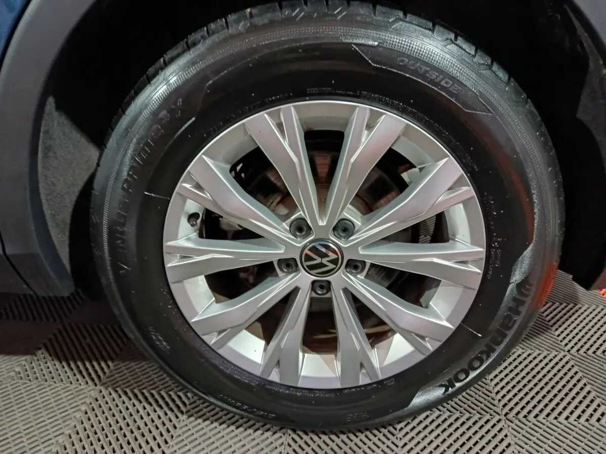 Gros plan sur la jante alliage argentée avec logo Volkswagen au centre, montée sur pneu Hankook noir.