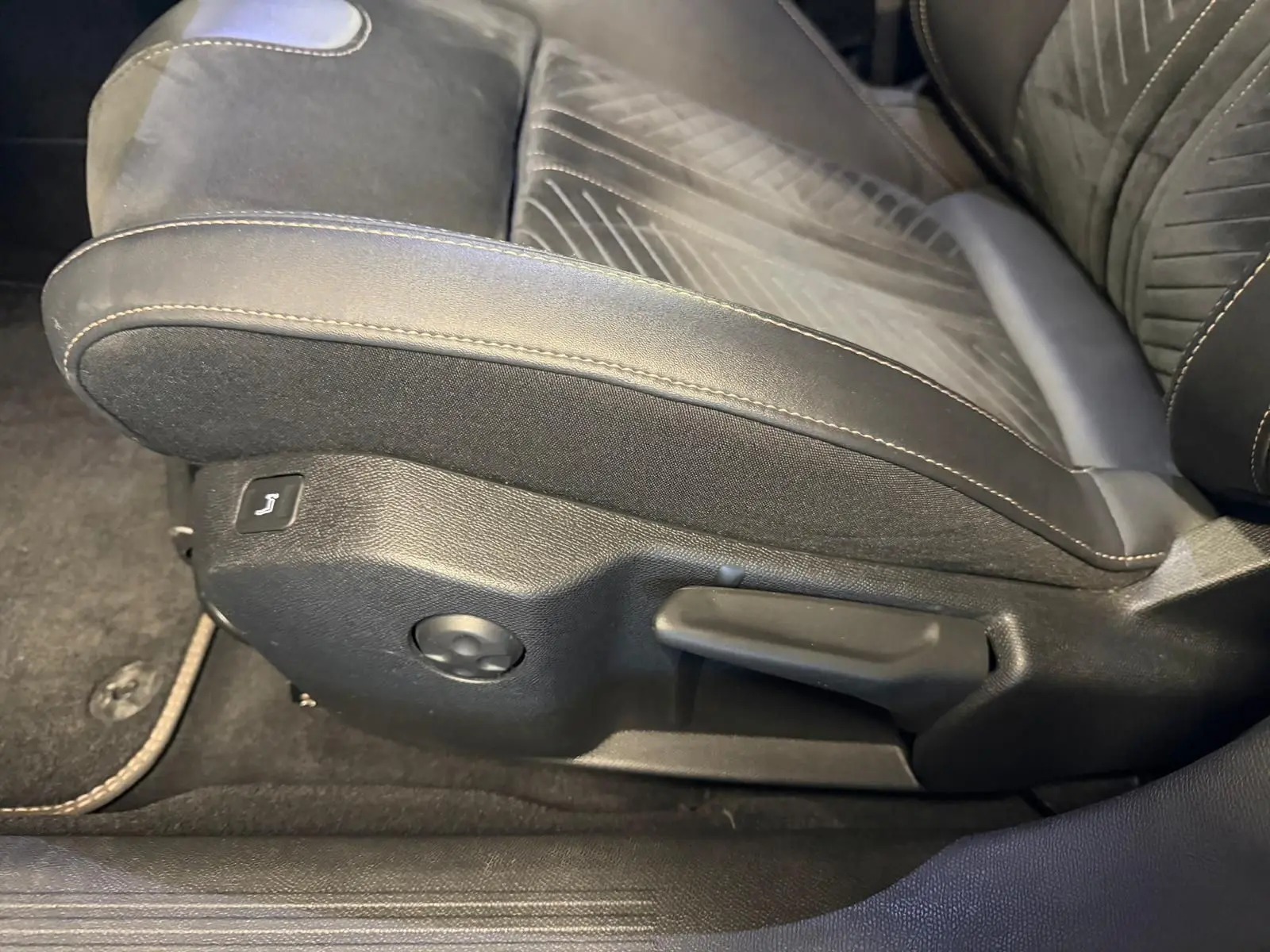 Détail du siège avant côté gauche en Alcantara noir avec surpiqûres claires du Peugeot 508 SW 2024.