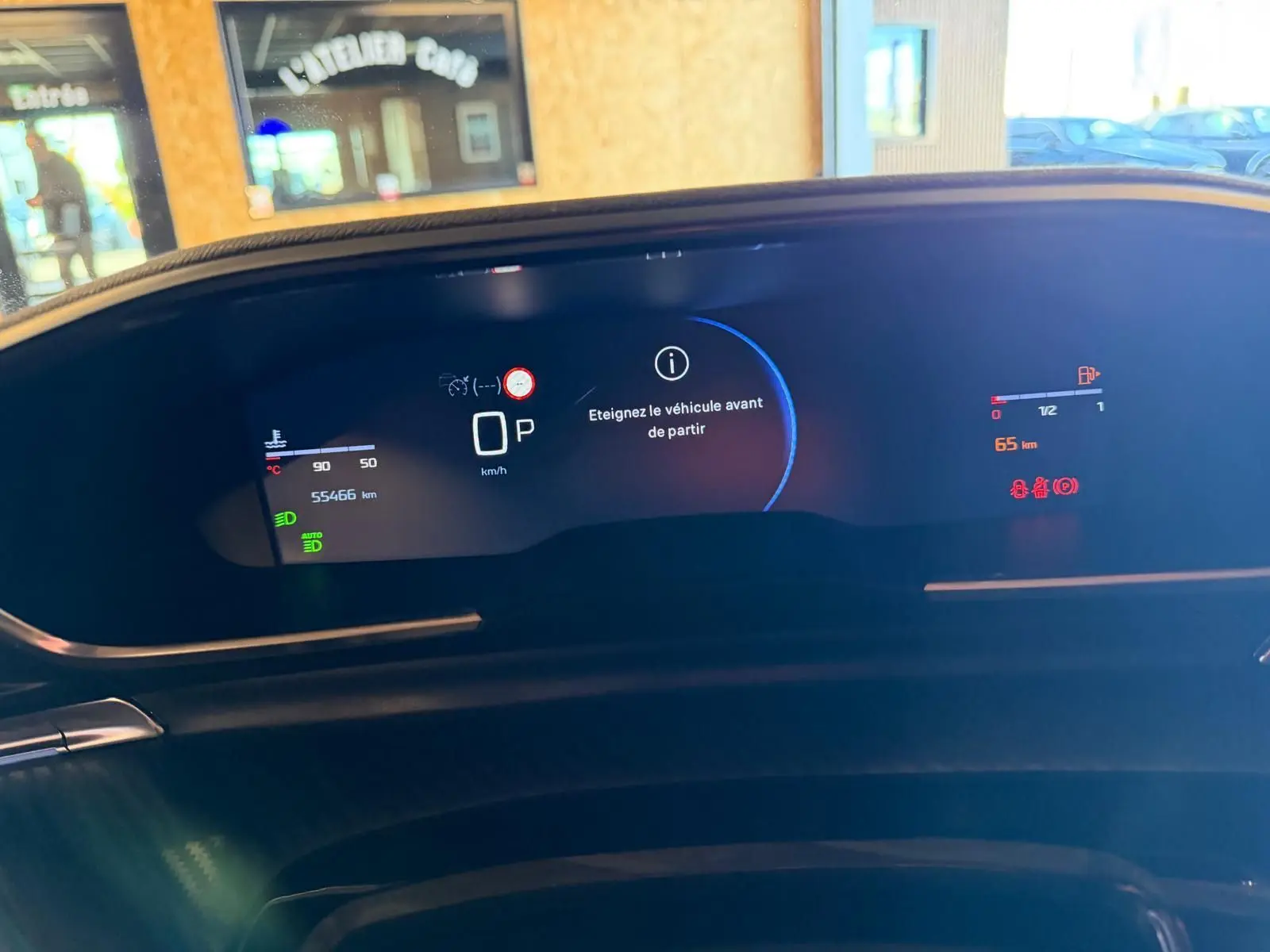 Tableau de bord numérique du Peugeot 508 SW 2024 affichant la vitesse, le kilométrage et un message d'arrêt.