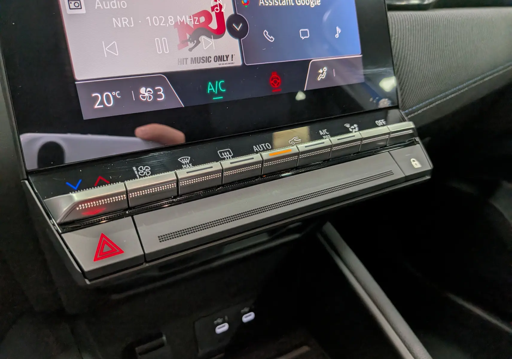 Détail de la console centrale du Renault Captur E-TECH 2026, avec commandes climatisation et écran tactile.