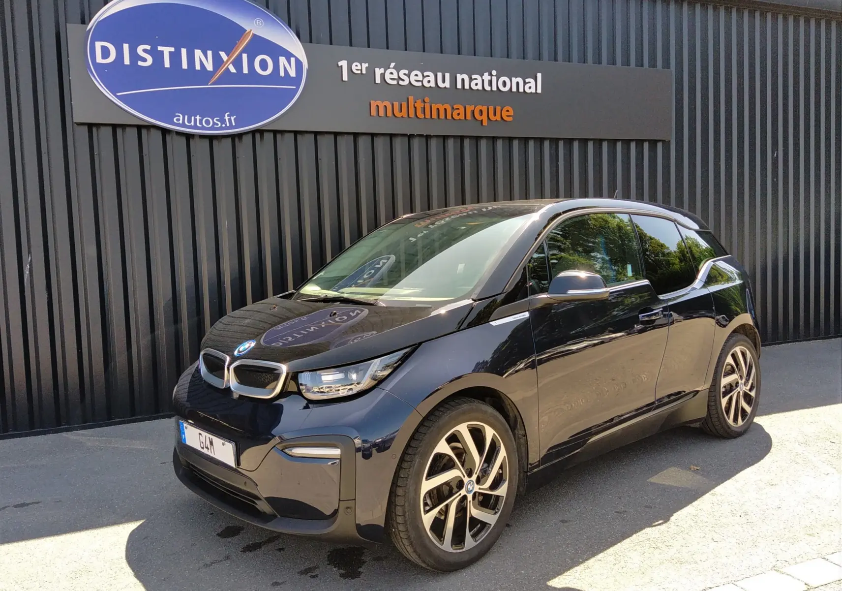BMW i3 42kwh bleu en 3/4 avant droit, mettant en valeur ses jantes distinctives et son design compact urbain.