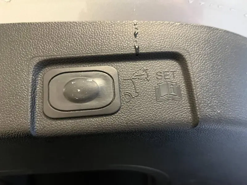 Bouton noir de hayon électrique mains libres sur intérieur de coffre du Ford Puma gris Solar Métallisée 2021.