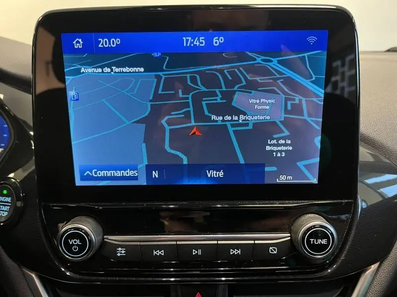 Écran tactile central du tableau de bord du Ford Puma affichant la navigation GPS en mode jour.