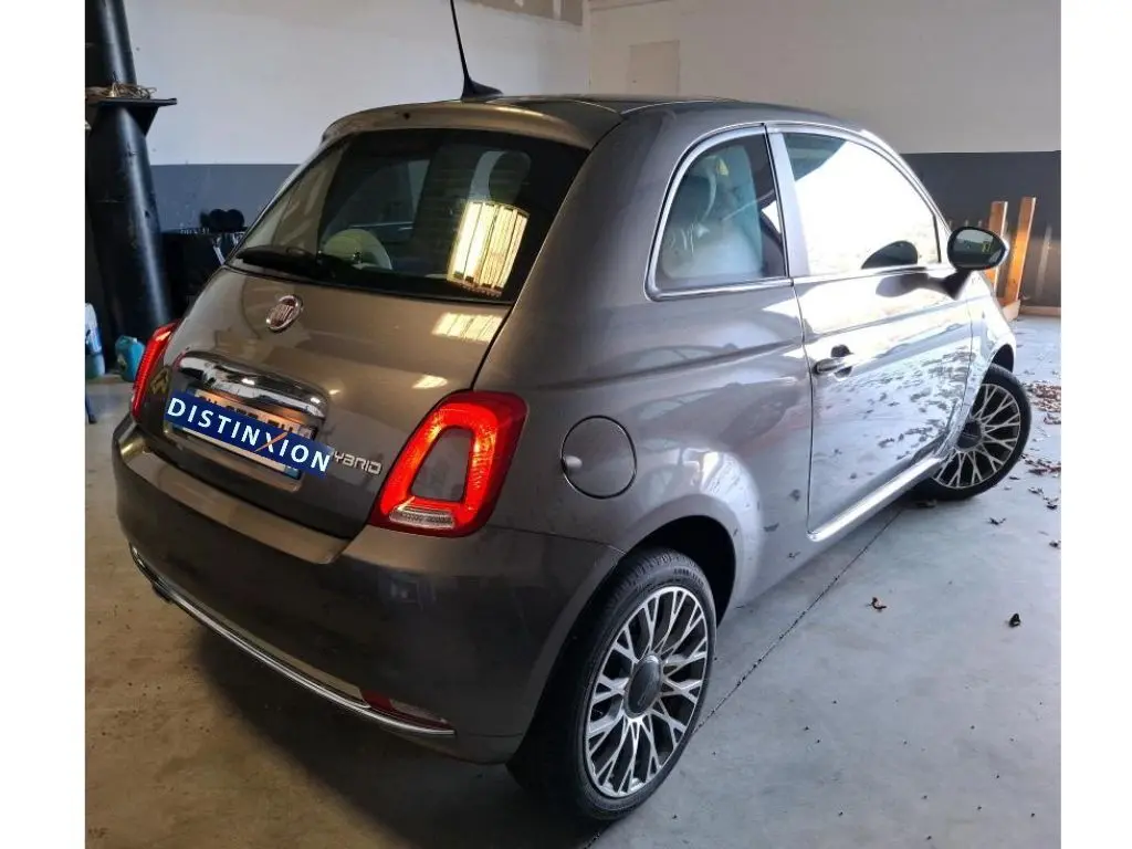 Vue 3/4 arrière droite d'une FIAT 500 Gris Electroclash 2022 avec feux arrière allumés et jantes multibranches.
