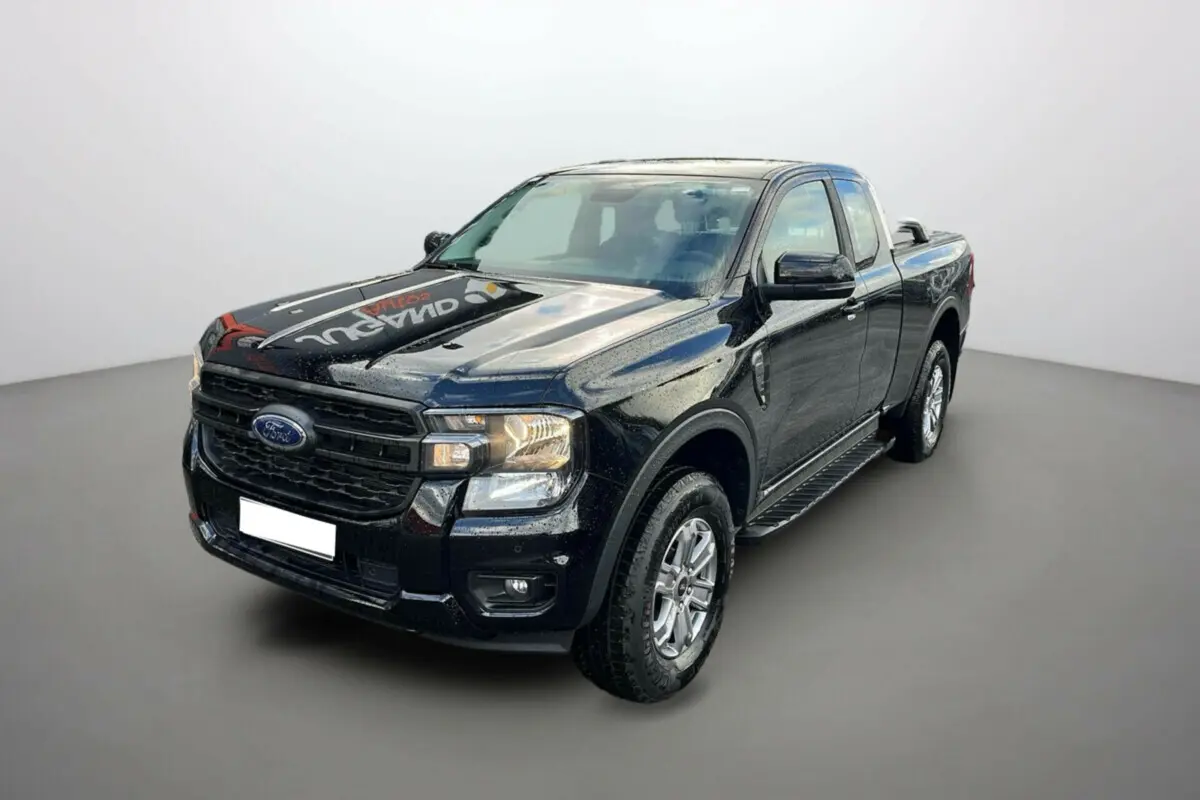 Ford Ranger TDCI 170 XLT Supercab noir shadow, vue 3/4 avant droit avec marchepieds et arceaux inox visibles.