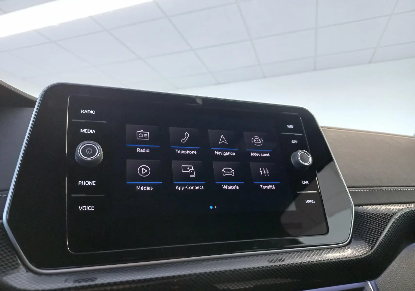 Écran tactile central du Volkswagen T-Cross 1.0 TSI R-Line Edition, affichant le menu multimédia et navigation.