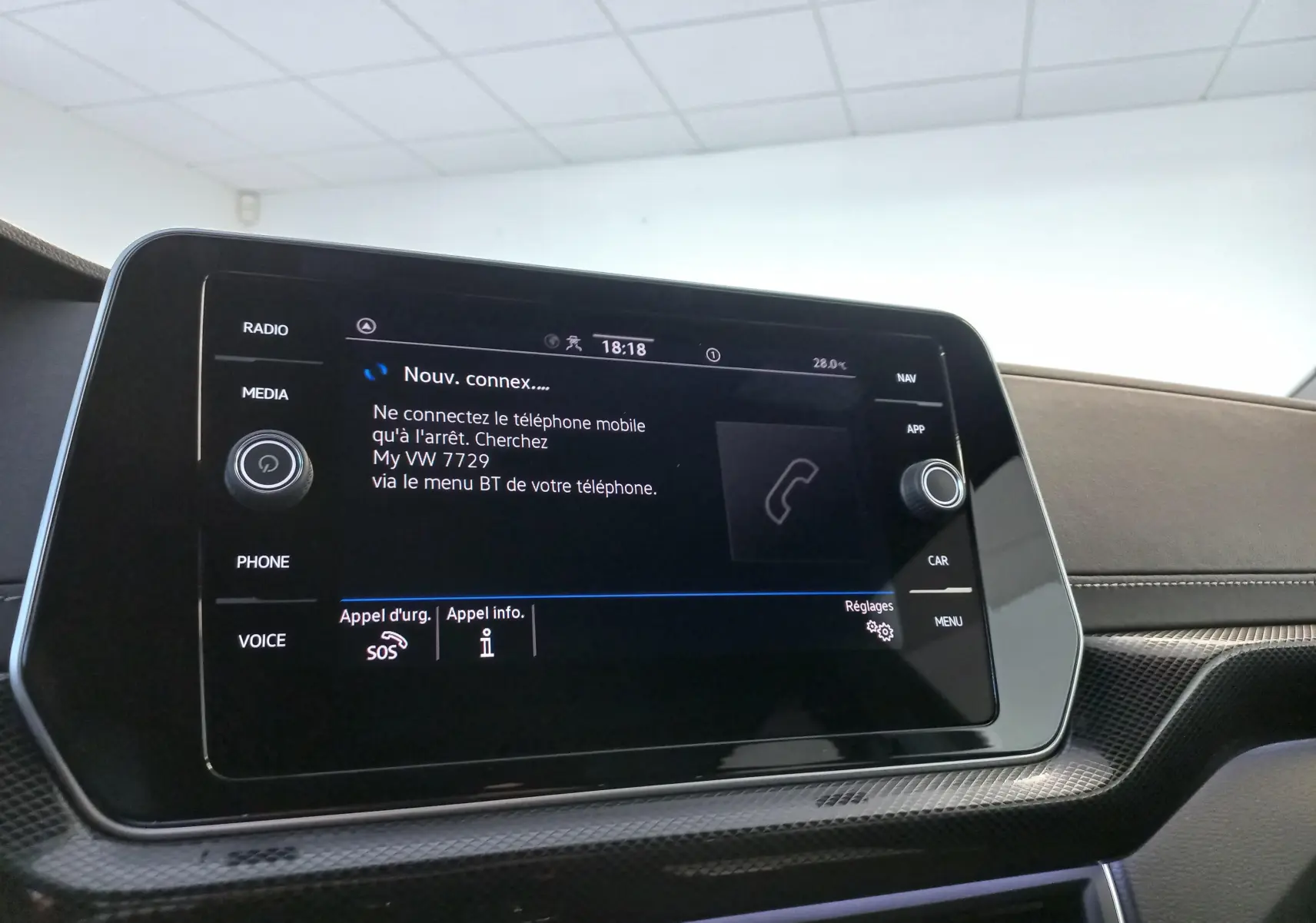 Écran tactile central du Volkswagen T-Cross 2025 affichant le menu de connexion Bluetooth dans un intérieur moderne.