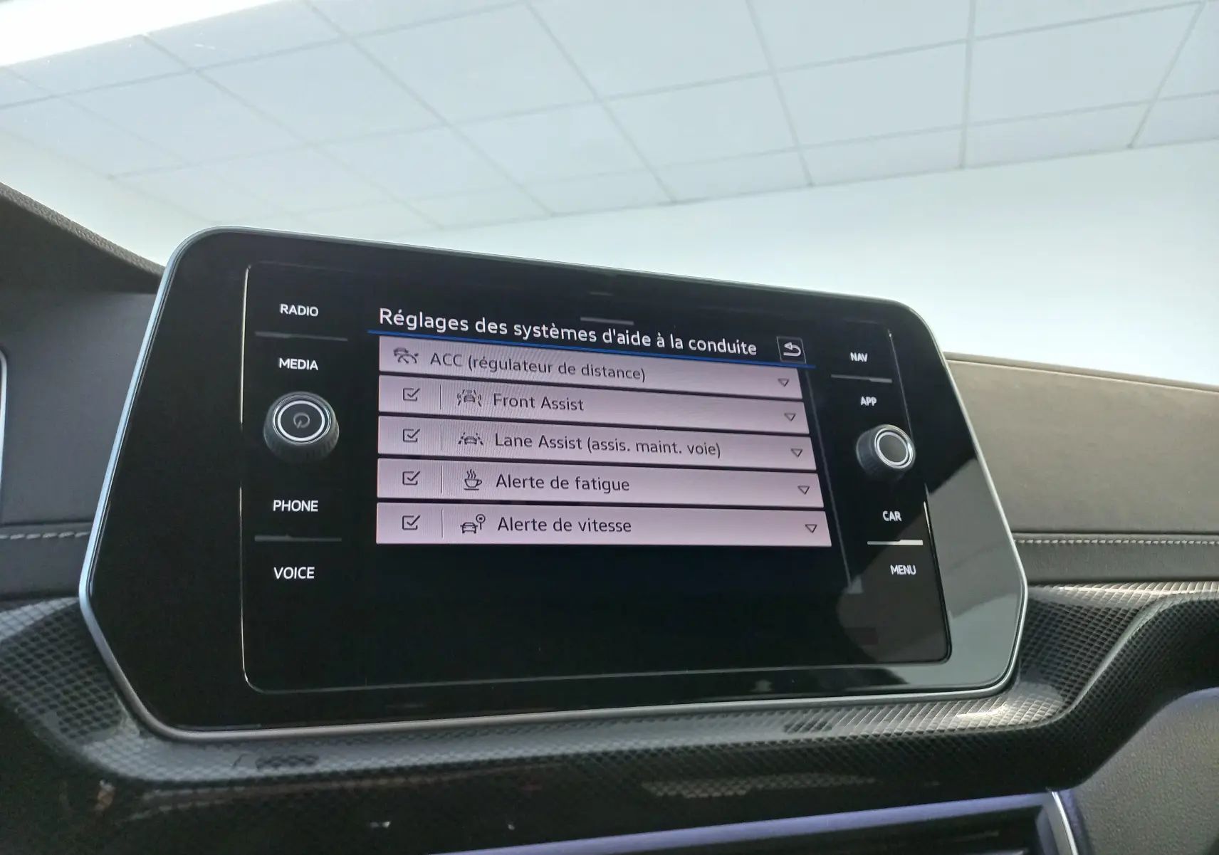 Écran tactile du système d'aide à la conduite du Volkswagen T-Cross 2025, affichant les réglages d'assistance.