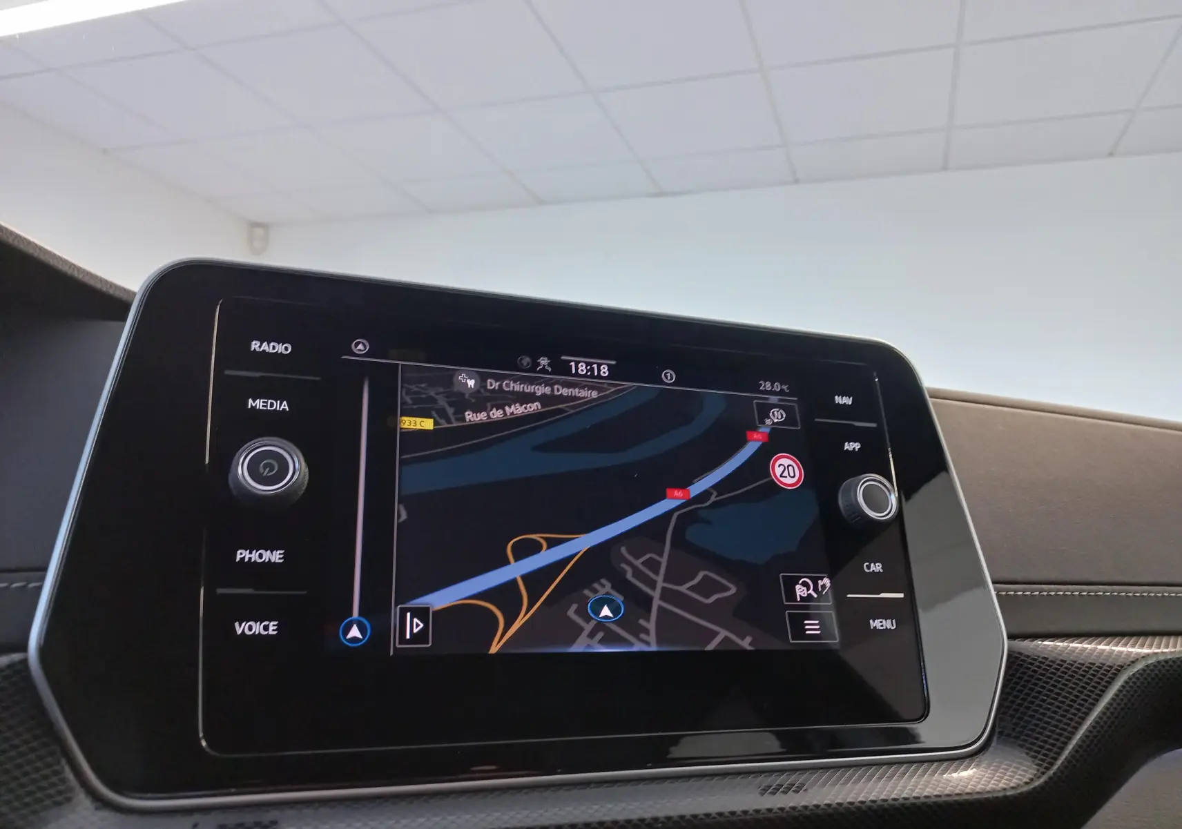 Écran tactile central du Volkswagen T-Cross gris cendré, affichant la navigation avec commandes autour de l'écran.
