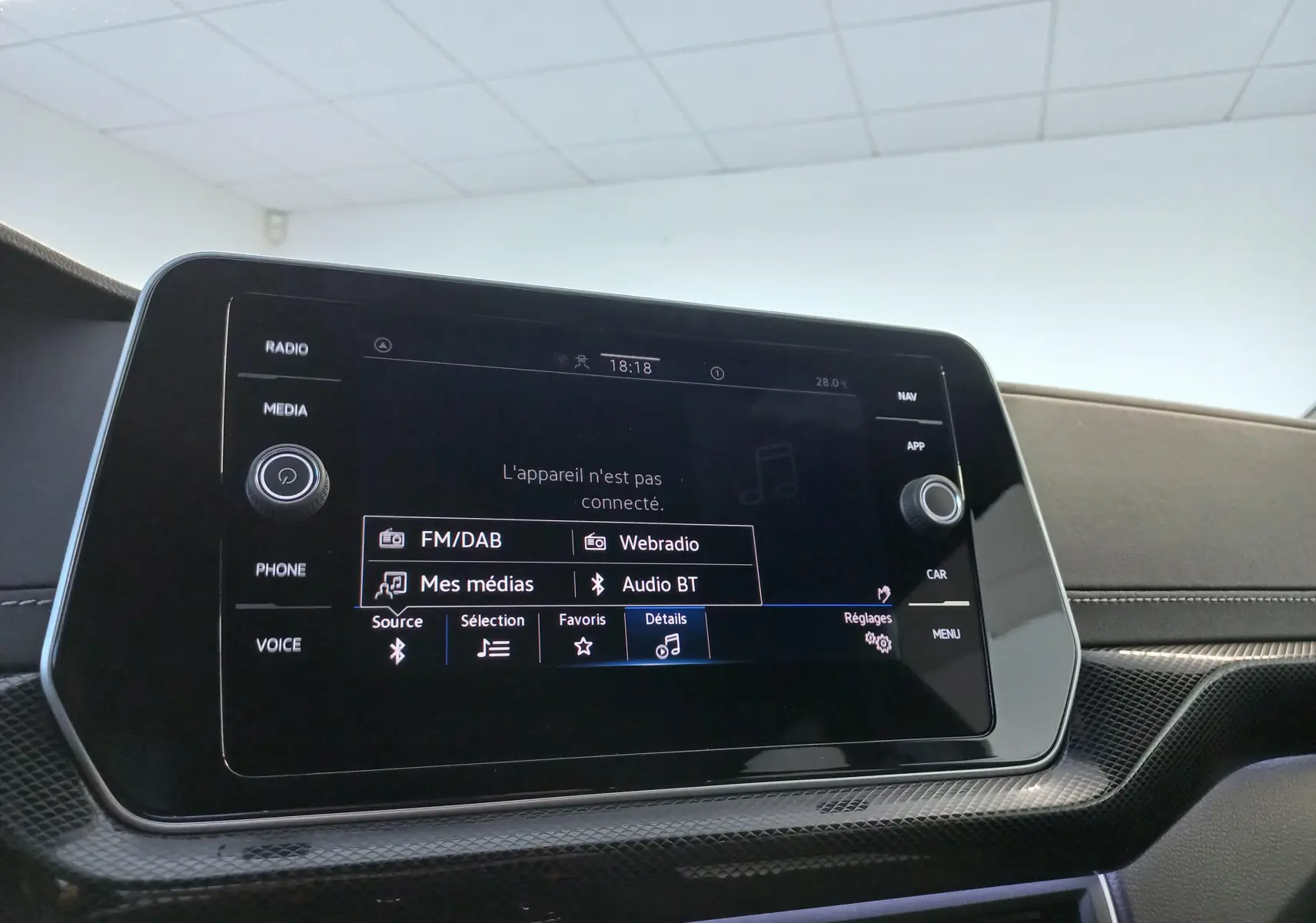 Écran tactile central du tableau de bord du Volkswagen T-Cross 2025 avec interface multimédia active.