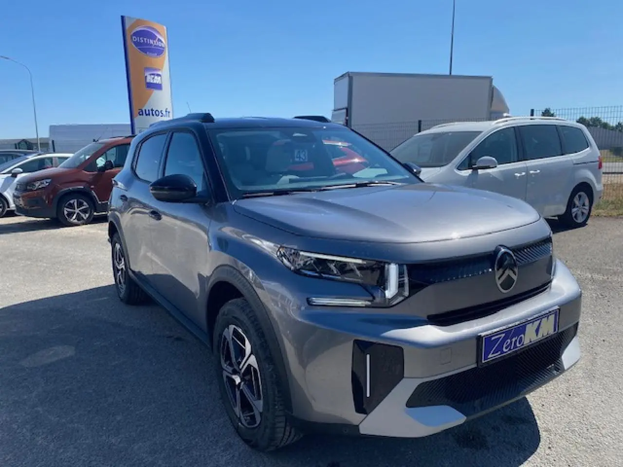 Citroën C3 Aircross gris Mercury toit noir, vue 3/4 avant avec calandre noire et jantes alliage 17 pouces.