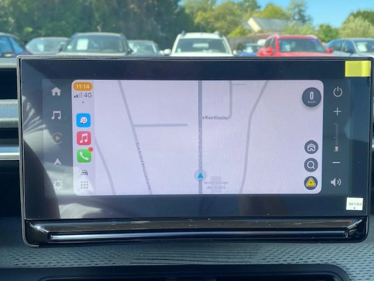 Écran tactile central 10,25'' du Citroën C3 Aircross 2026 affichant la navigation, intérieur visible en arrière-plan.