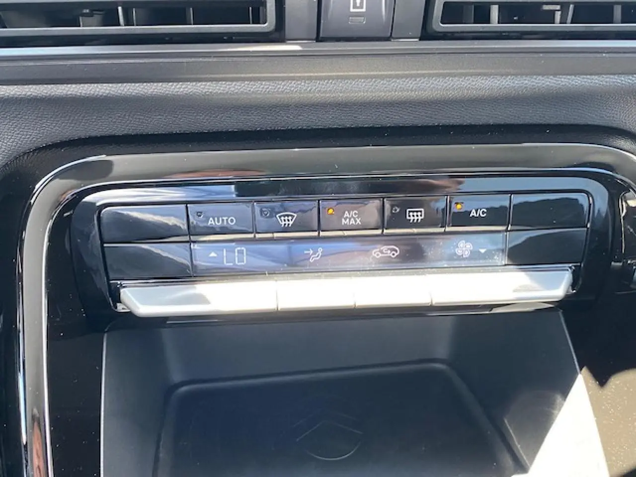 Gros plan sur la commande de climatisation automatique noire du tableau de bord du Citroën C3 Aircross 2026.