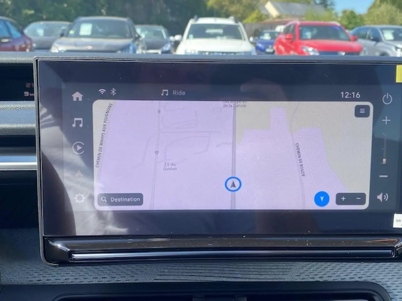 Écran tactile central de navigation du Citroën C3 Aircross 2026, intérieur avec tableau de bord gris.