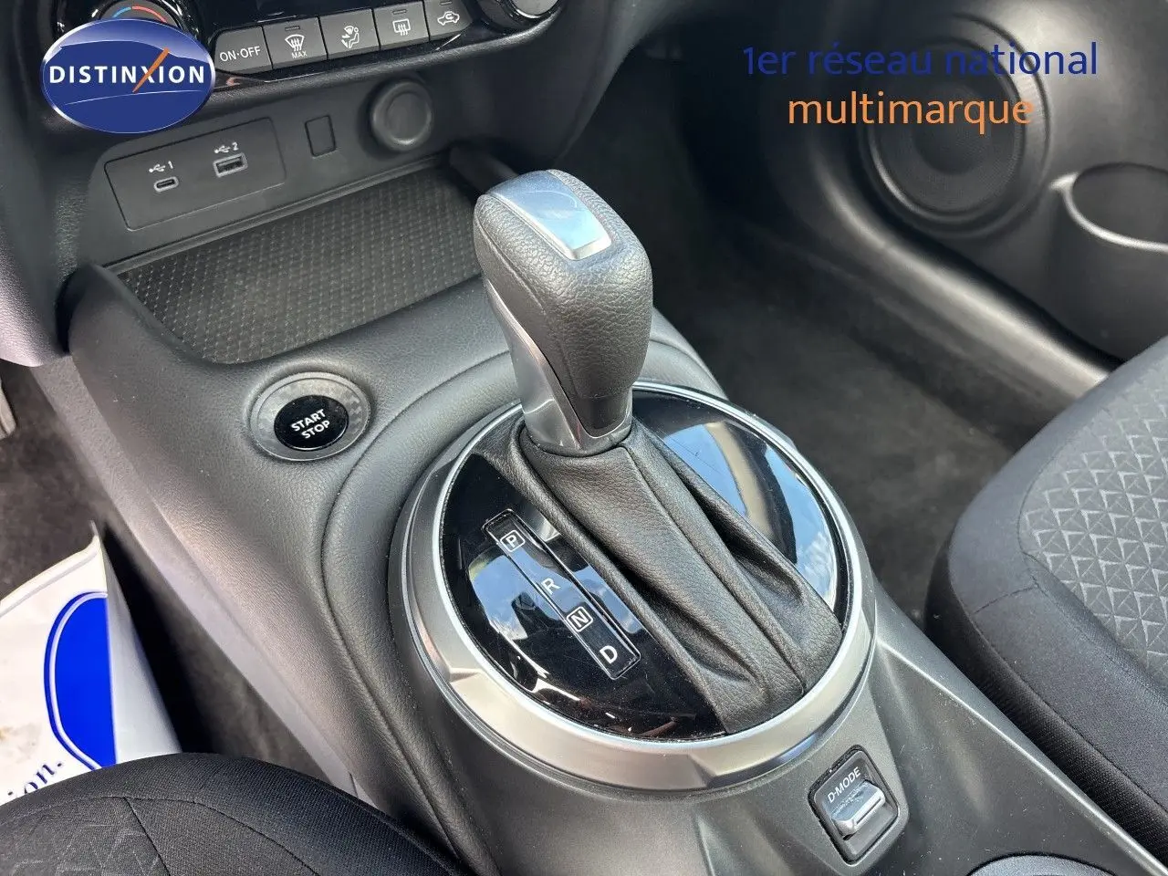 Gros plan sur le levier de vitesses automatique et bouton start/stop dans l’habitacle noir du Nissan Juke Hybrid 2024.