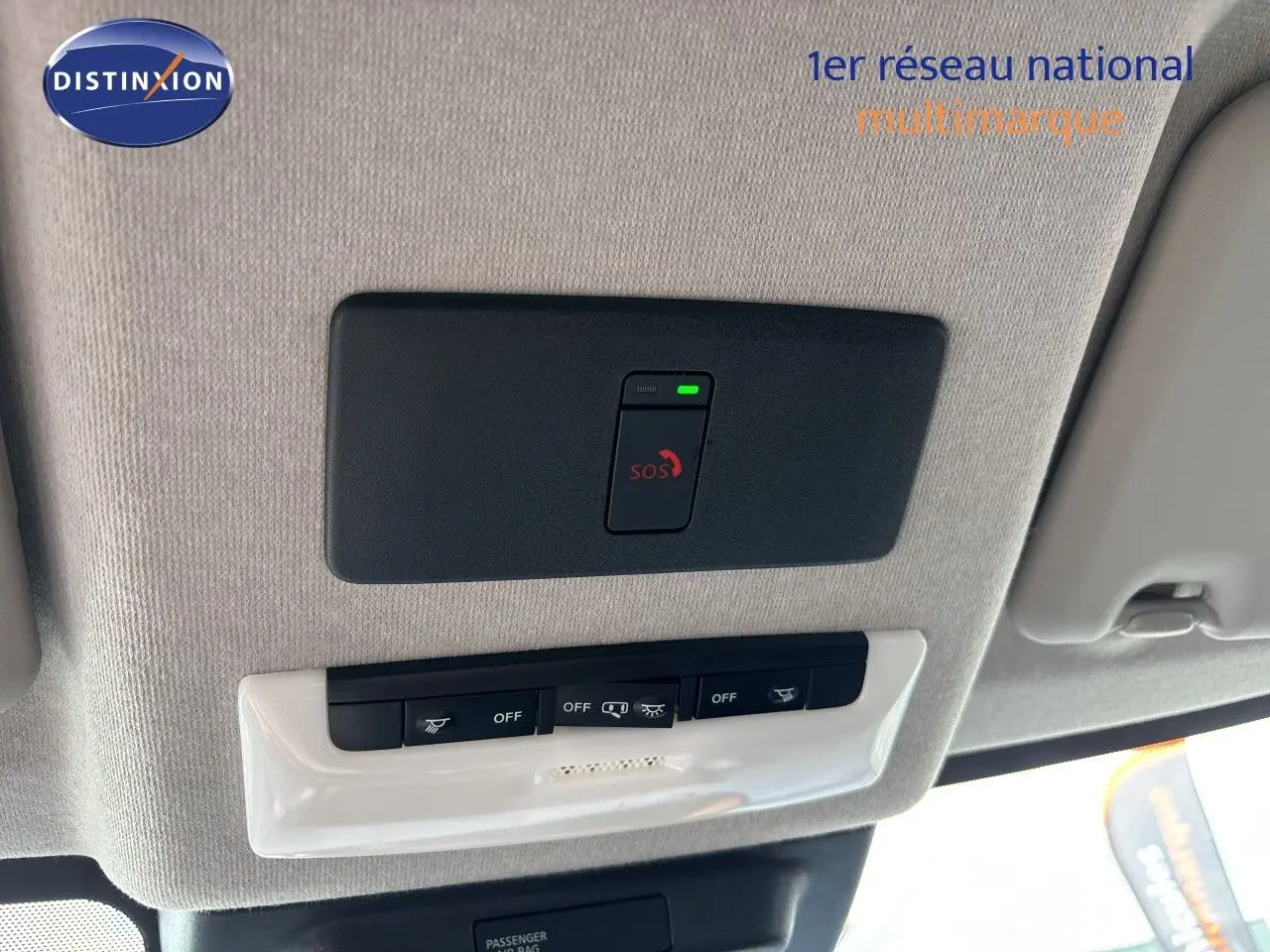 Détail intérieur côté gauche du tableau de bord du Nissan Juke 2024, avec commandes de réglage d’éclairage.