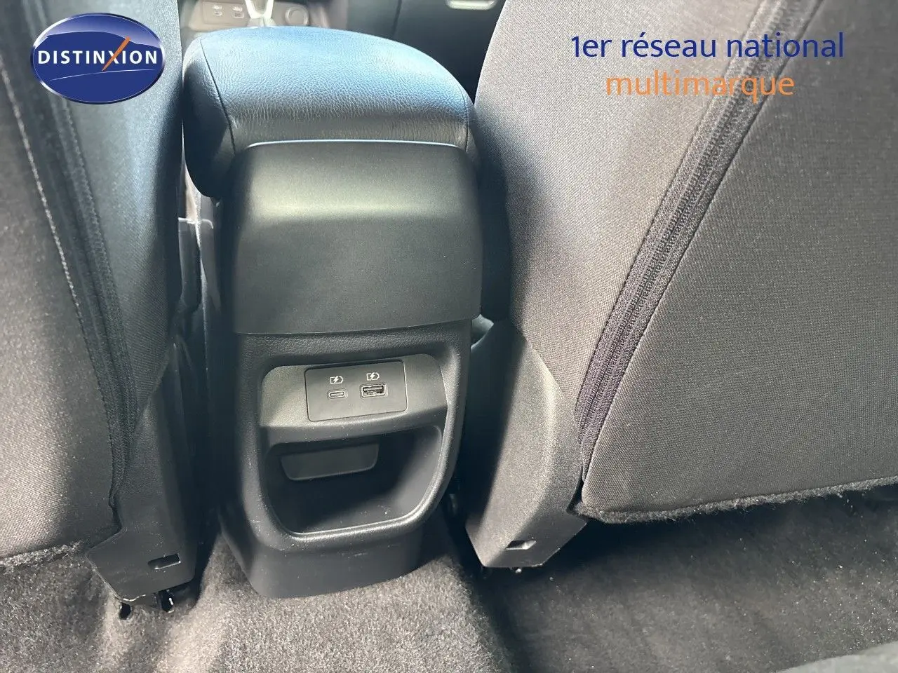 Gros plan sur la commande d’essuie-glace à droite du volant du Nissan Juke gris squale métal 2024, tableau de bord partiellement visible.