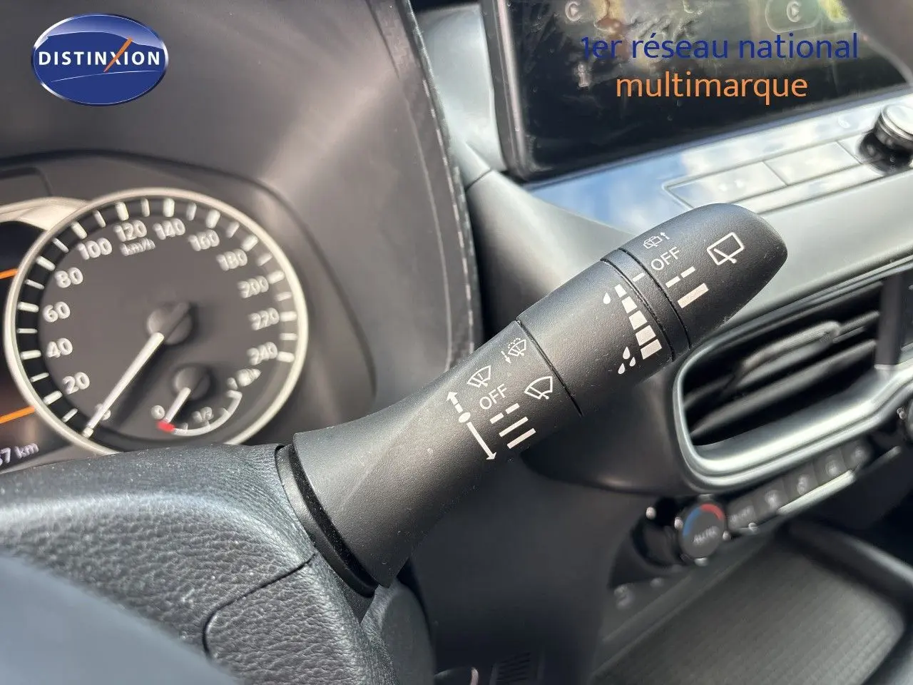 Gros plan sur les commandes au volant du Nissan Juke Hybrid 2024, mettant en valeur les boutons de régulateur de vitesse.