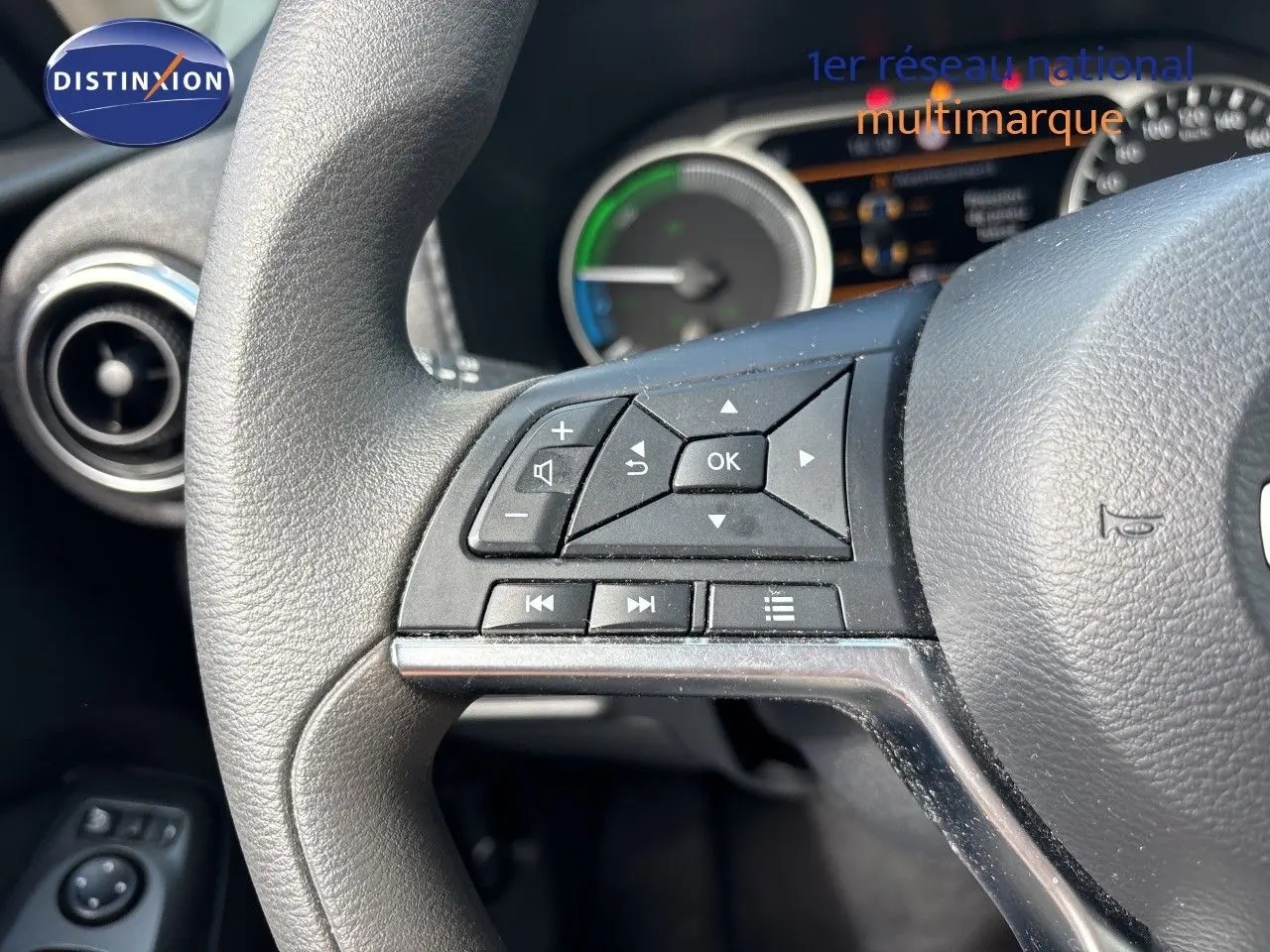 Vue rapprochée de l’écran tactile central du Nissan Juke Hybrid 2024 gris squale metal avec interface multimédia affichée.