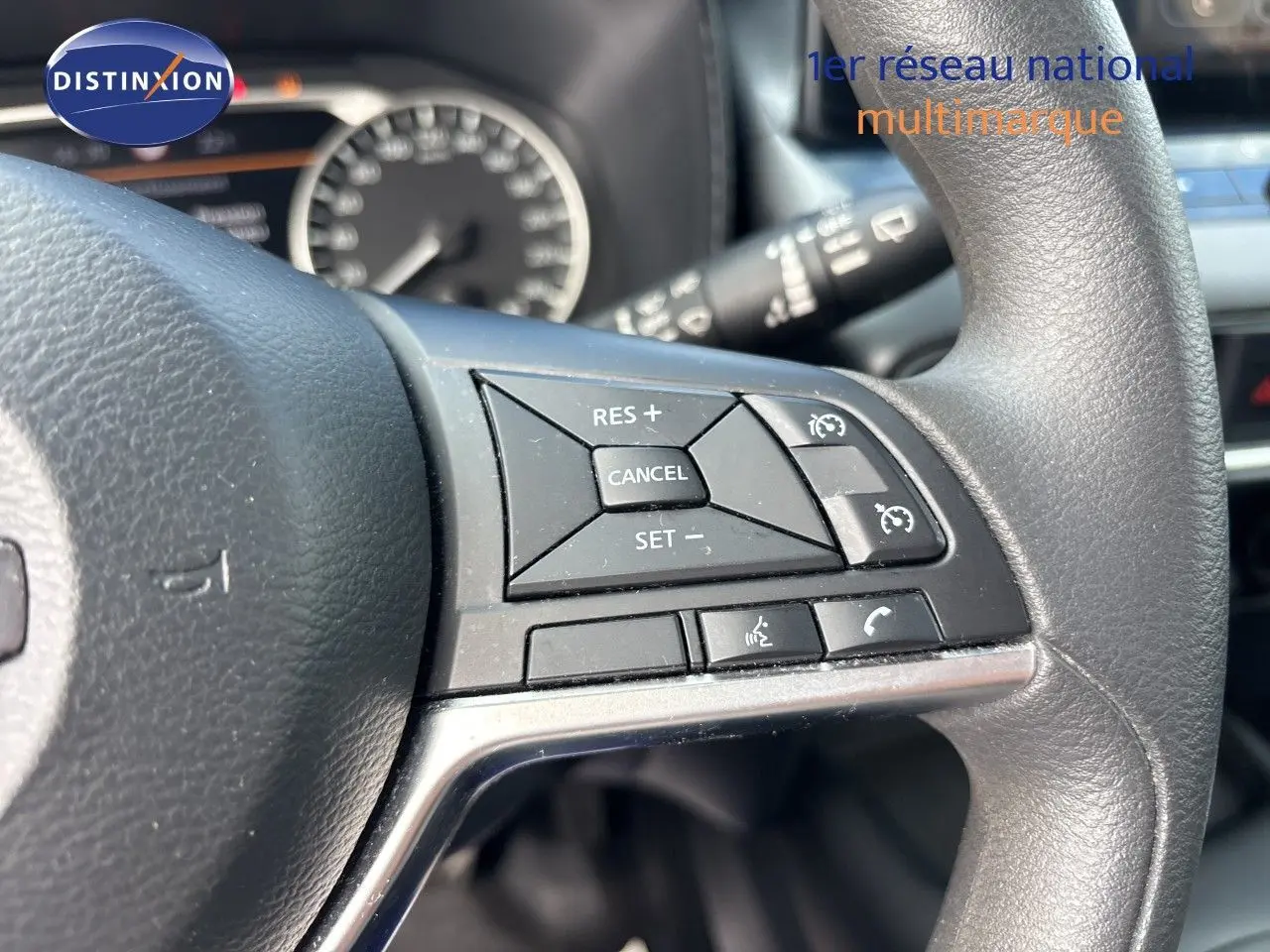 Rétroviseur extérieur droit en gros plan d’un Nissan Juke Hybrid 2024 gris squale métal.