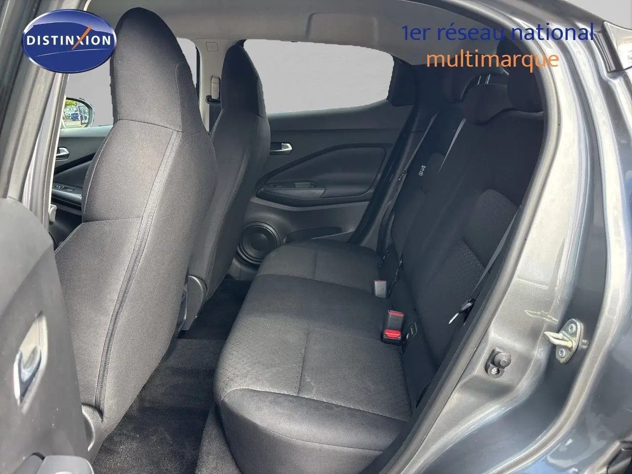Écran central montrant la caméra de recul d’un Nissan Juke Hybrid gris squale metal, vue intérieure avant.