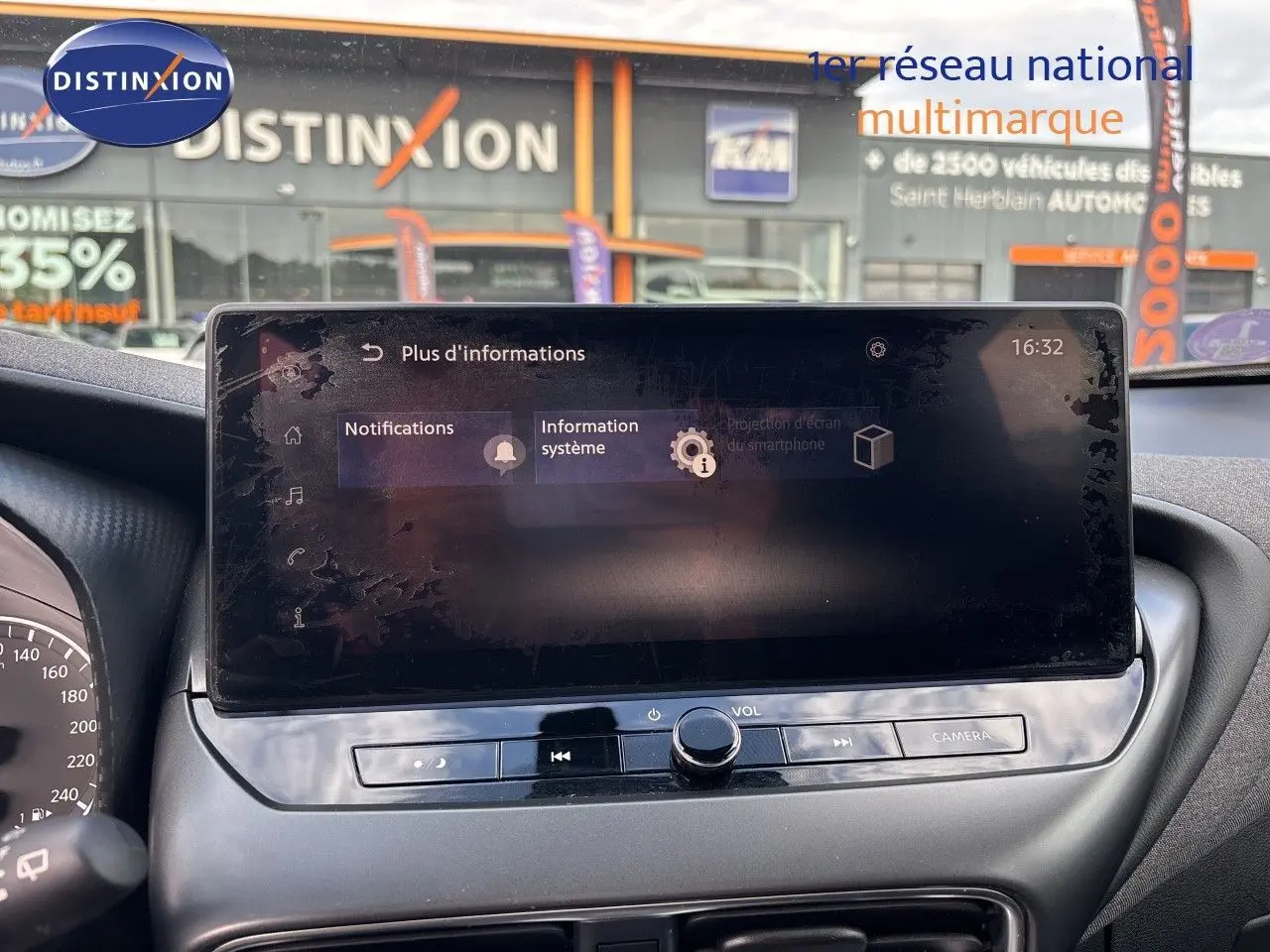 Vue rapprochée de la console centrale du Nissan Juke 2024, montrant les commandes de climatisation et ports USB.