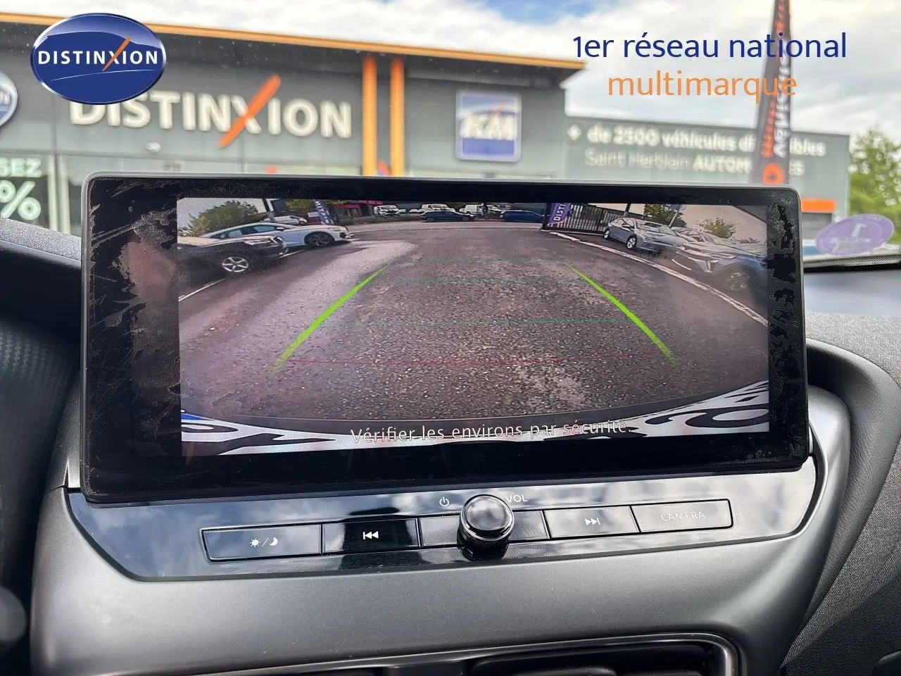 Vue intérieure du plafond avec bouton SOS et commandes d’éclairage dans un Nissan Juke Hybrid gris Squale Metal 2024.