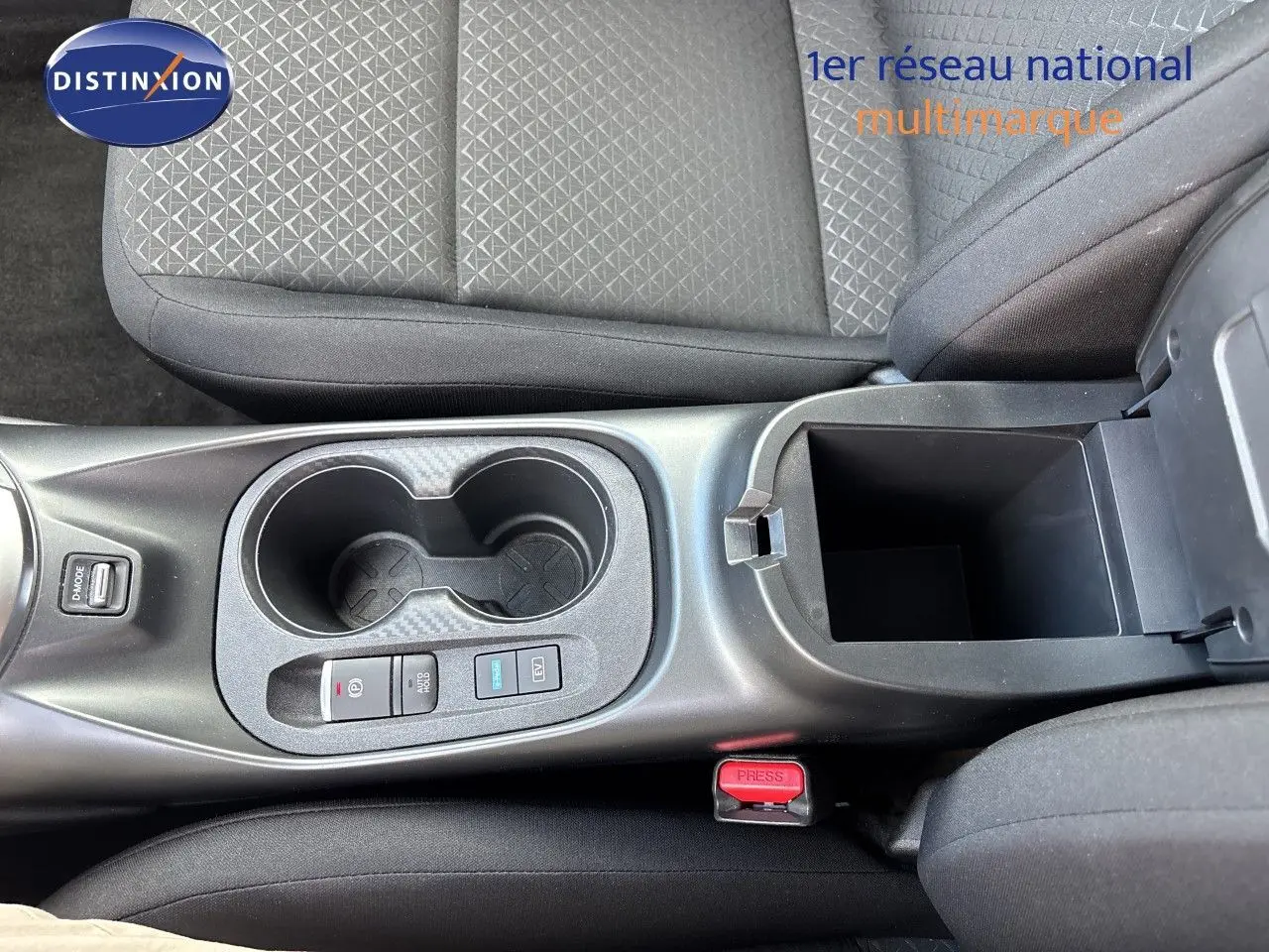 Vue intérieure côté droit des sièges arrière noirs en tissu du Nissan Juke Hybrid 2024 gris squale metal.