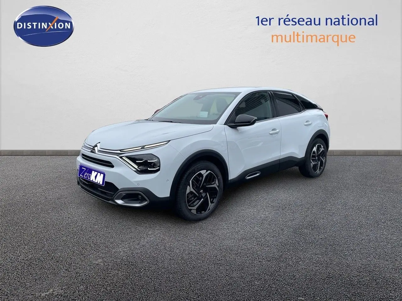 Citroën C4 blanc métal vue 3/4 avant droit, avec jantes noires et détails noirs contrastants sur carrosserie.