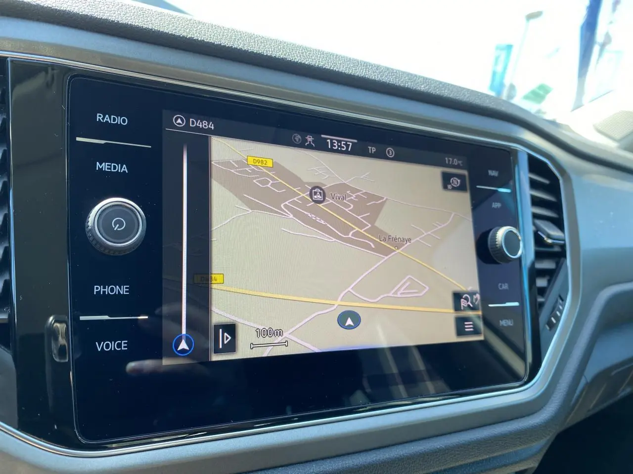 Écran tactile du système de navigation Discover Media dans le tableau de bord du Volkswagen T-Roc blanc pur 2021.