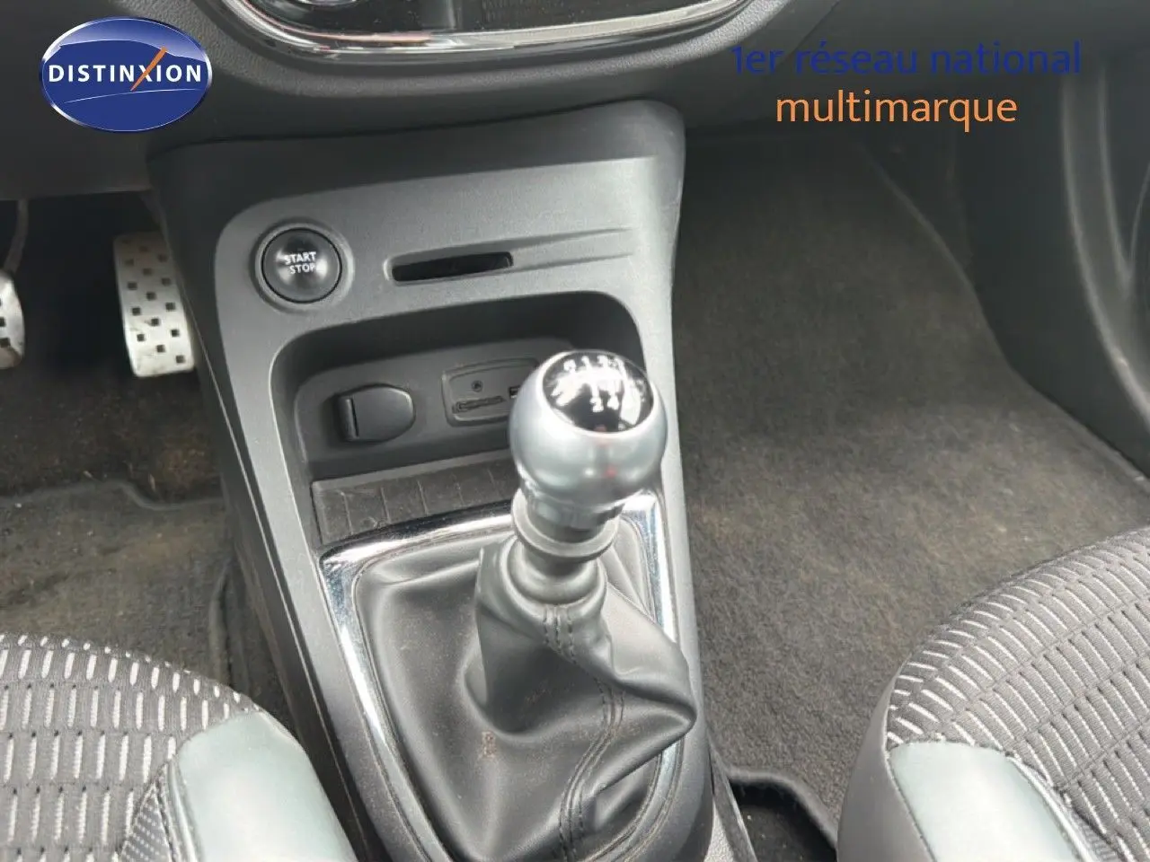 Gros plan sur le levier de vitesse manuel et la console centrale du Renault Captur gris Cassiopée, intérieur tissu gris.