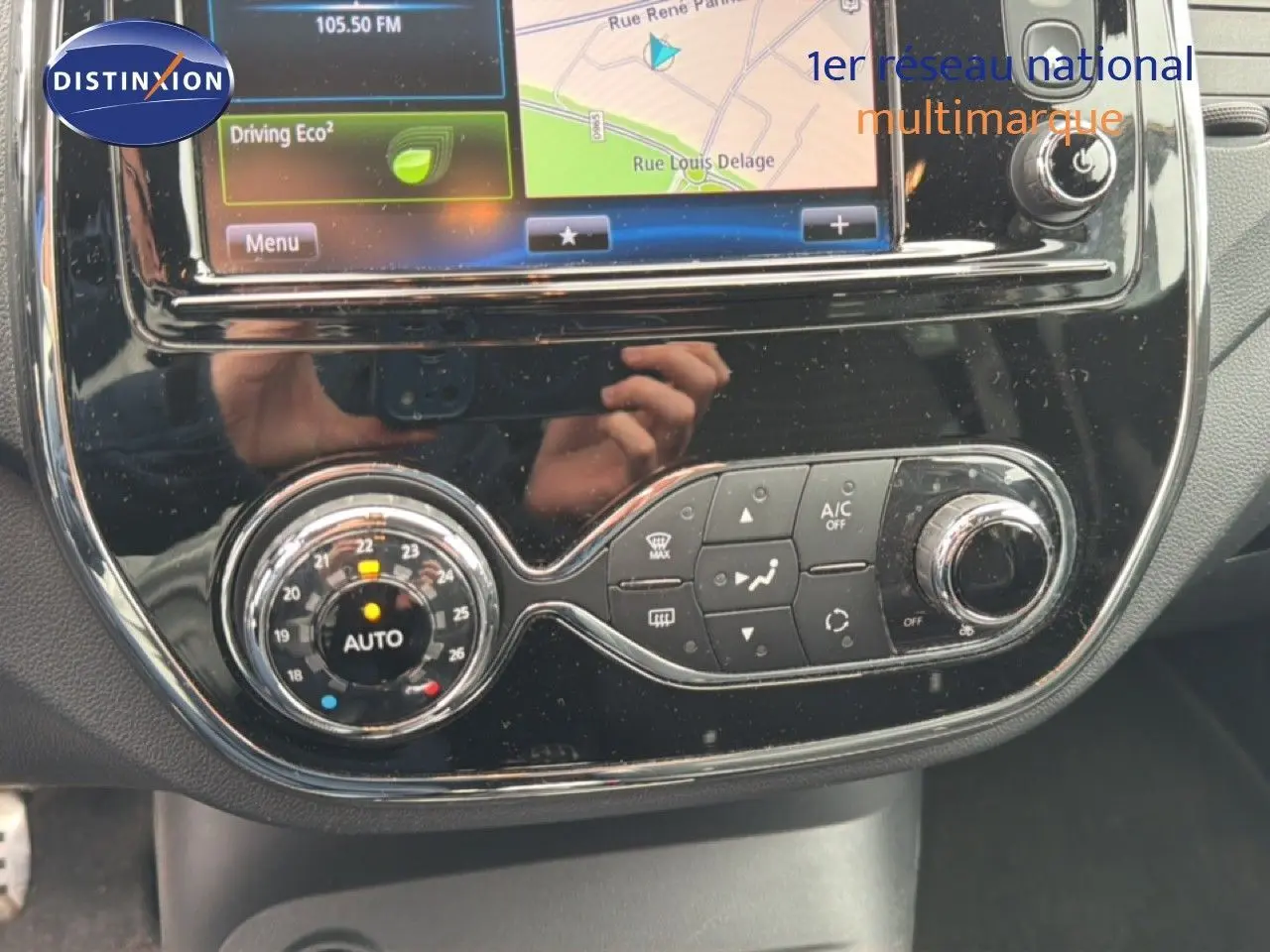 Gros plan sur la console centrale noire brillante du Renault Captur 2016 avec commandes climatisation et écran tactile GPS.