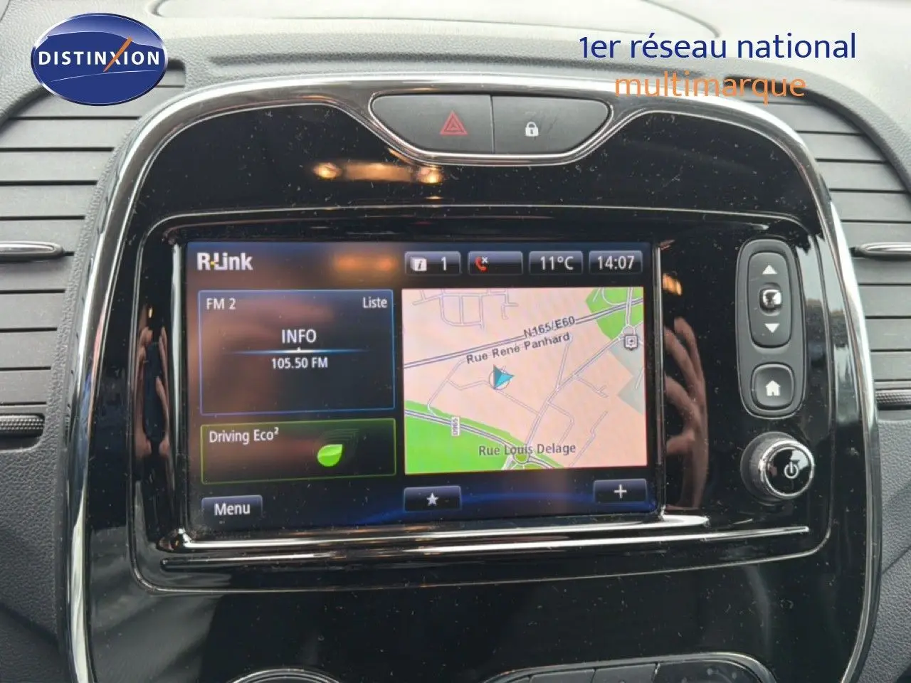 Écran tactile central du Renault Captur 2016, affichant GPS et radio, entouré de commandes noires brillantes.