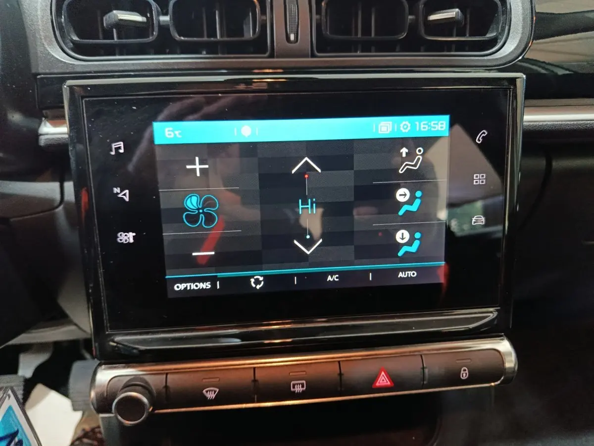 Écran tactile central de la Citroën C3 2024 affichant les réglages de climatisation, entouré de commandes physiques.